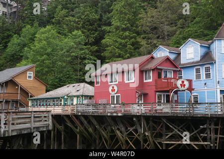 Eine malerische Szene auf Creek Street in Ketchican, Alaska. Stockfoto
