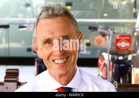 NIGEL EVANS MP AM 24TH. JULI 2019 IM COLLEGE GREEN IN WESTMINSTER, LONDON, GROSSBRITANNIEN. KONSERVATIVE PARTEI MPS. BRITISCHE POLITIKER. BRITISCHE POLITIK. BREXIT . TORY PARTY MPS. RUSSELL MOORE PORTFOLIO-SEITE. Stockfoto