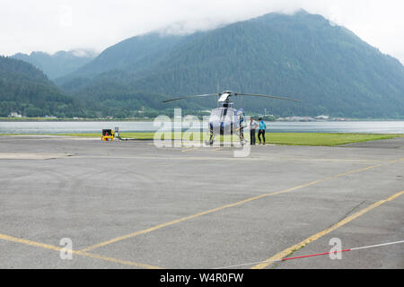 Hubschrauber in Juneau, Alaska am Flughafen. Stockfoto