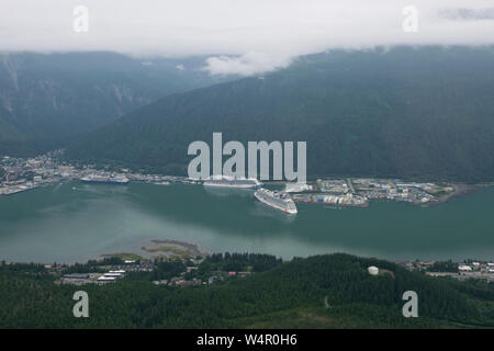 Luftbild des Norwegischen Freude und andere Kreuzfahrtschiffe in Juneau, Alaska. Stockfoto