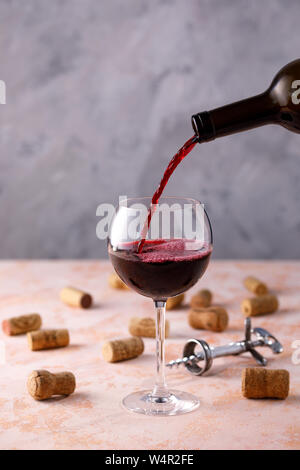 Rotwein wird in ein Glas gegossen. Das Konzept der Weinbereitung. Unter ihrem Text platzieren. Close-up. Stockfoto