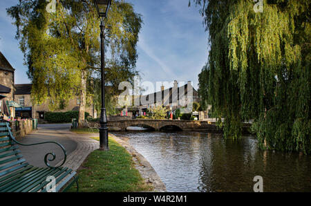 BOURTON-on-the-water UK - Juli 21, 2019: Blick von Bourton-on-the-Water, einem Dorf in den Cotswolds, Gloucestershire Stockfoto