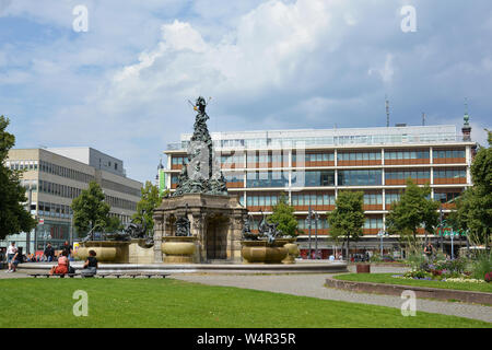 Mannheim, Deutschland - Juli 2019: Town Square 'Paradeplatz' mit Springbrunnen mit großen Skulptur 'Grupello-Pyramide' im Stadtzentrum, Stockfoto