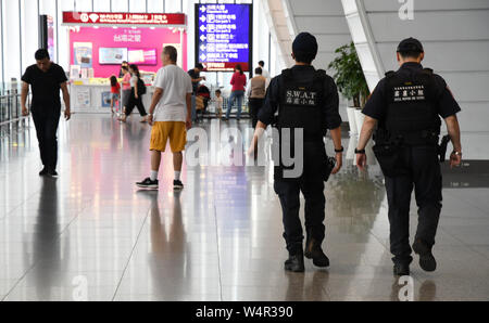 Juli 24, 2019, Taipei, Taiwan: Polizisten Spaziergang in der Ankunftshalle am Taiwan Taoyuan International Airport in Dayuan Bezirks Taoyuan City. Taipei ist die Hauptstadt und eine besondere Gemeinde von Taiwan. Im nördlichen Teil der Insel Taiwan. Laut Wikipedia, die Stadt ist die Heimat von einer geschätzten Bevölkerung von 2,704,810 Menschen. In Taipeh kann man noch alte Strukturen und Gebäude, aber die Stadt scheint auch zu sein, die sehr rasche Fortschritte in seiner modernen Infrastruktur. Foto auf Mittwoch, 24. Juli 2019. Foto: Ramiro Agustin Vargas Tabares. (Credit Stockfoto