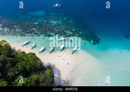 Luftaufnahme von outrigger Boote am Strand von Paradise Island, Port Barton, Palawan, Philippinen Stockfoto