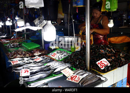 ANTIPOLO CITY, Philippinen - Juli 24, 2019: Sortiert frische Meeresfrüchte und Fische auf Anzeige an Ständen in einem öffentlichen Markt. Stockfoto