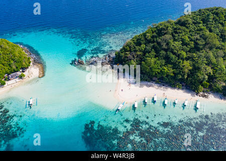 Luftaufnahme von outrigger Boote am Strand von Paradise Island, Port Barton, Palawan, Philippinen Stockfoto