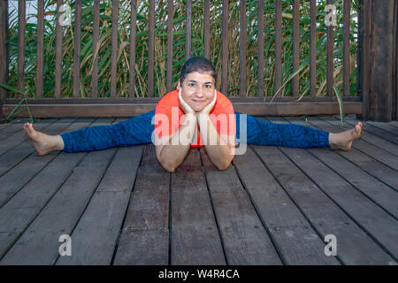 Erwachsene Frau Yoga im Freien ihr Geist zu entspannen und in Kontakt mit Ihrer Seele erhalten Stockfoto