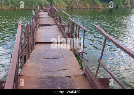 Alte, rostige Ponton - Brücke über den kleinen Fluss Sure zu entfernten ukrainischen Dorfes Rakshivka Stockfoto