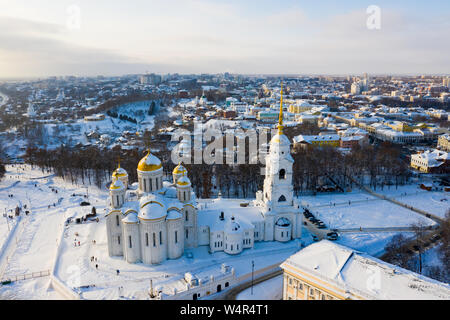 Antenne drone Ansicht der Kirche Himmelfahrt in Wladimir, Russland Stockfoto