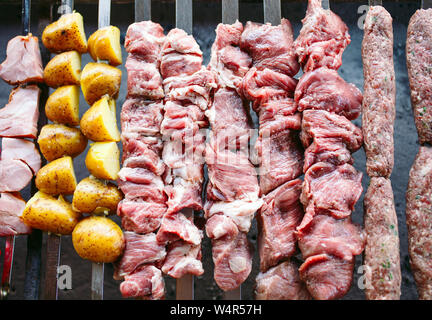 Grill aus verschiedenen Arten von Fleisch, das im Restaurant auf dem Hintergrund der Gäste Stockfoto