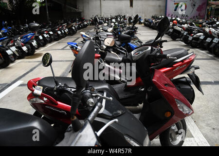 Juli 24, 2019, Taipei, Taiwan: Motorroller können in der ganzen Stadt Taipei gesehen werden. Taipei ist die Hauptstadt und eine besondere Gemeinde von Taiwan. Im nördlichen Teil der Insel Taiwan. Laut Wikipedia, die Stadt ist die Heimat von einer geschätzten Bevölkerung von 2,704,810 Menschen. In Taipeh kann man noch alte Strukturen und Gebäude, aber die Stadt scheint auch zu sein, die sehr rasche Fortschritte in seiner modernen Infrastruktur. Foto auf Mittwoch, 24. Juli 2019. Foto: Ramiro Agustin Vargas Tabares. Credit: Ramiro Agustin Vargas Tabares/ZUMA Draht/Alamy leben Nachrichten Stockfoto