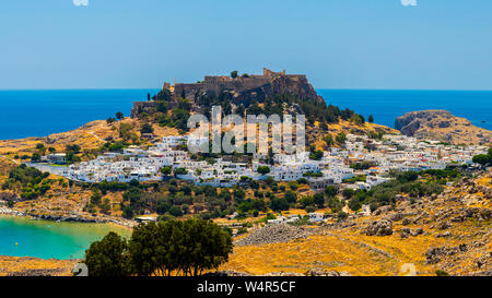 Die historische Stadt Lindos und die Akropolis von Lindos in schönen blauen Himmel auf Rhodos, Griechenland Stockfoto