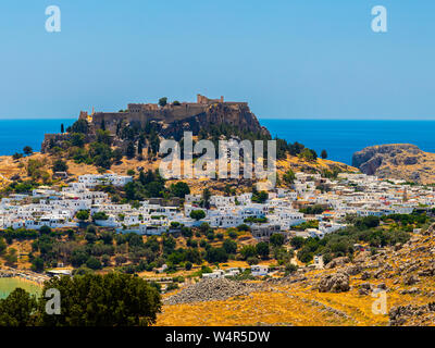 Die historische Stadt Lindos und die Akropolis von Lindos in schönen blauen Himmel auf Rhodos, Griechenland Stockfoto