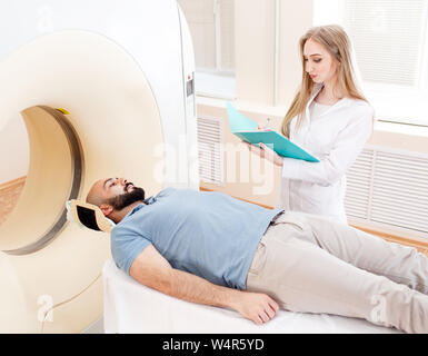 Gerne Patienten, die sich einer MRT-Untersuchung im Krankenhaus. Stockfoto