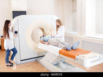 Gerne Patienten, die sich einer MRT-Untersuchung im Krankenhaus. Stockfoto