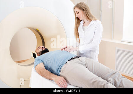 Gerne Patienten, die sich einer MRT-Untersuchung im Krankenhaus. Stockfoto