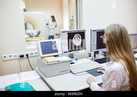 MRT-Gerät und Bildschirme mit Arzt und Krankenschwester Stockfoto