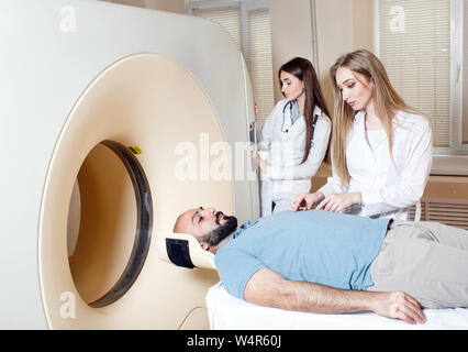 Gerne Patienten, die sich einer MRT-Untersuchung im Krankenhaus. Stockfoto