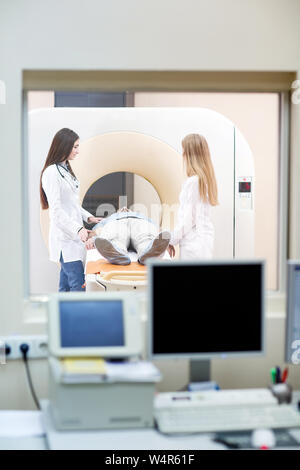 Mrt-Maschine und Bildschirme mit Arzt und Krankenschwester. Stockfoto