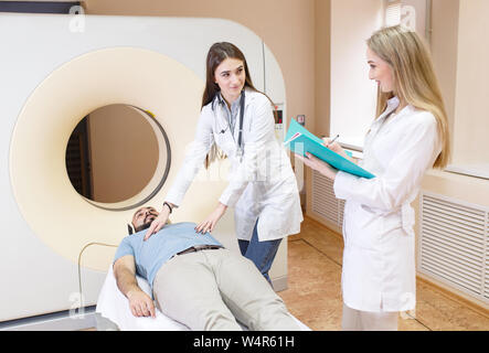 Gerne Patienten, die sich einer MRT-Untersuchung im Krankenhaus Stockfoto
