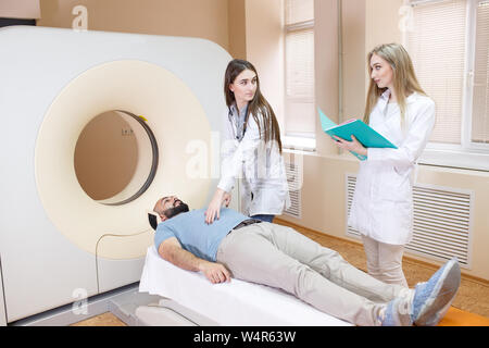 Gerne Patienten, die sich einer MRT-Untersuchung im Krankenhaus. Stockfoto