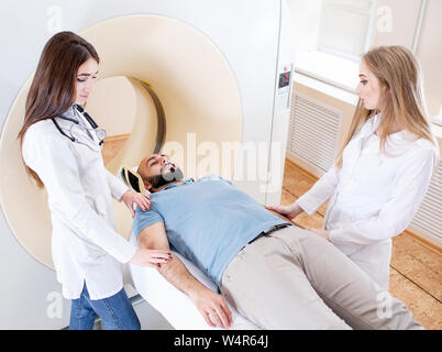 Gerne Patienten, die sich einer MRT-Untersuchung im Krankenhaus. Stockfoto