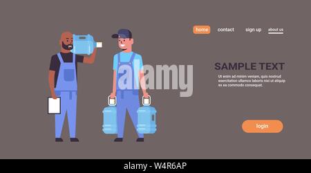 Beiden mix-Rennen kuriere Team in Uniform holding Kunststoff Flasche frisches Wasser und die Form der Zwischenablage Express Delivery Service Konzept Flachbild voll Stock Vektor