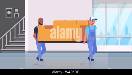 Beiden mix-Rennen Kuriere in Uniform bewegte couch Express Delivery Service Konzept professionelle Möbel movers Holding neue Sofa flache moderne Wohnzimmer Stock Vektor