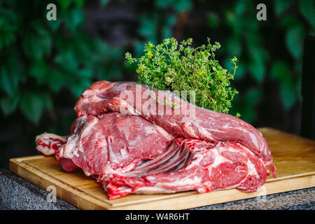 Ein großes Stück Fleisch auf einem Tisch aus Stein Stockfoto