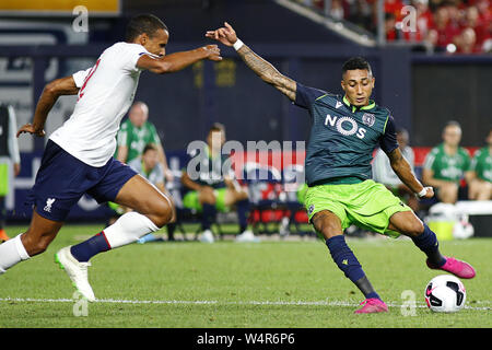 New York, USA. 24. Juli, 2019. RAPHINHA (21) von Sporting CP Schlachten für die Kugel gegen JOEL MATIP (32) des FC Liverpool während der Fußball Spiel im Yankee Stadium, Bronx, New York. Credit: Anna Sergeeva/ZUMA Draht/Alamy leben Nachrichten Stockfoto