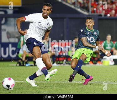 New York, USA. 24. Juli, 2019. RAPHINHA (21) von Sporting CP Schlachten für die Kugel gegen JOEL MATIP (32) des FC Liverpool während der Fußball Spiel im Yankee Stadium, Bronx, New York. Credit: Anna Sergeeva/ZUMA Draht/Alamy leben Nachrichten Stockfoto