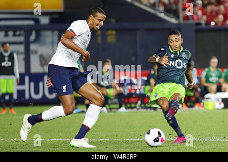 New York, USA. 24. Juli, 2019. RAPHINHA (21) von Sporting CP Schlachten für die Kugel gegen JOEL MATIP (32) des FC Liverpool während der Fußball Spiel im Yankee Stadium, Bronx, New York. Credit: Anna Sergeeva/ZUMA Draht/Alamy leben Nachrichten Stockfoto