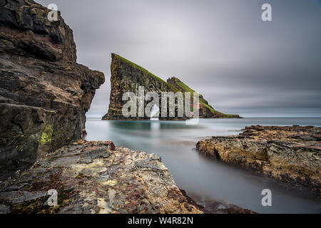 Super Ultra Wide Angle lange Exposition von Drangarnir Tor vor Tindholmur, Färöer Inseln Stockfoto