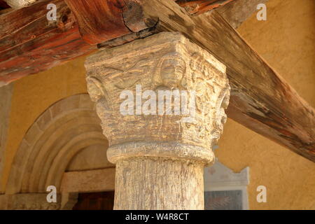 Auf Schnitzereien Schließen auf Säulen am Eingang von Saint Laurent Kirche in Arvieux Dorf, Naturpark Queyras, Südliche Alpen, Frankreich Stockfoto