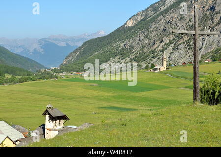 Ceillac Dorf, umgeben von grünen Feldern, im Regionalen Naturpark Queyras, Südliche Alpen, Frankreich Stockfoto