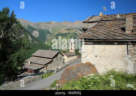 Traditionelle Häuser und Dächer, mit Reformee Kirche, Saint Veran, regionalen Naturpark Queyras, Südliche Alpen, Frankreich Stockfoto