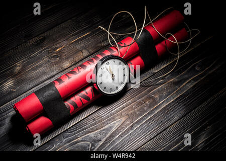 Dynamite Bombe mit einem Timer und ein Bündel von Dynamite auf schwarzem Hintergrund. Dynamit wird zur Explosion oder Detonation pro 1 Sekunde. Stockfoto