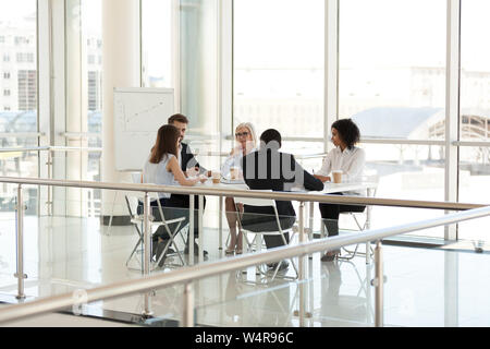 Diverse Kollegen diskutieren Projekt bei der Firma treffen im Board Room Stockfoto
