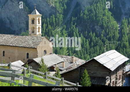 Traditionelle Häuser und Dächer, mit der Kirche auf der linken Seite, Saint Veran, regionalen Naturpark Queyras, Südliche Alpen, Frankreich Stockfoto
