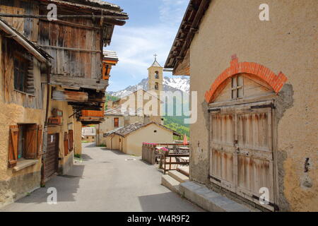Traditionelle Holzhäuser und die Kirche in Saint Veran Dorf, im Regionalen Naturpark Queyras, Südliche Alpen, Frankreich Stockfoto