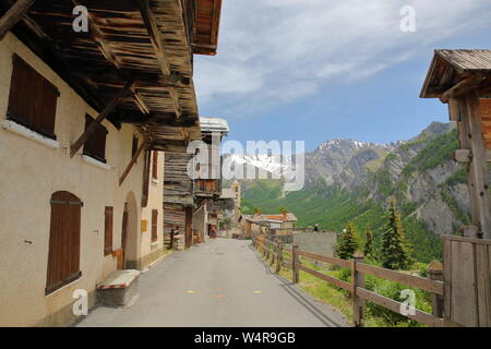 Traditionelle Holzhäuser und die Kirche in Saint Veran Dorf, im Regionalen Naturpark Queyras, Südliche Alpen, Frankreich Stockfoto