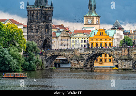 Prag Karlsbrücke Blick von der Republik Moldau fluss Stadtbild Stockfoto