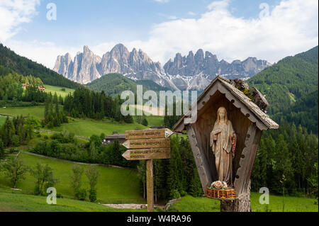 20.06.2019, St. Magdalena, Villnoess, Trentino-Südtirol, Südtirol, Italien, Europa - der Naturpark der Villnoess Tal mit Dolomiten. Stockfoto