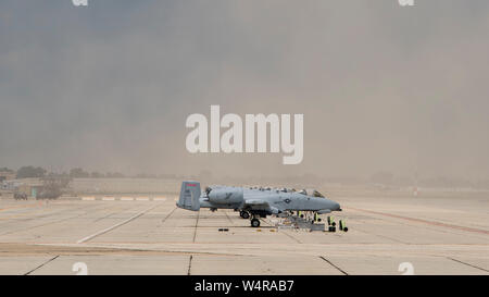 Idaho Air National Guard A-10 Thunderbolt, IIs, von der 190 Fighter Squadron, für einen Nachmittag Flug bei Gowen Field, Boise, Idaho, Juli 23, 2019 warten. Die Flugzeuge sind Teil der 124 Fighter Wing seit 1996. (U.S. Air National Guard Foto von Master Sgt. Joshua C. Allmaras) Stockfoto