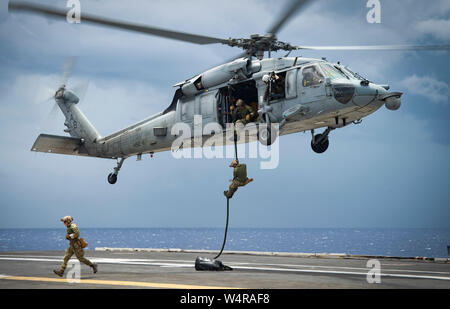 190724-N-LY 620-0185 ATLANTIK (24 Juli 2019) Segler, zu explosiven Verpackungsverordnung Entsorgung Mobile Einheit 12 zugeordnet, schnelle Seil von einem MH-60S Sea Hawk Hubschrauber, um die 'Dragon Slayer angefügte 'Hubschrauber Meer Combat Squadron (HSC) 11, auf dem Flugdeck der Nimitz-Klasse Flugzeugträger USS Harry S. Truman (CVN 75). Harry S. Truman ist unterwegs die Durchführung von Composite Trainingsgerät Übung mit dem Harry S. Truman Carrier Strike Group. (U.S. Marine Foto von Mass Communication Specialist 3. Klasse Benjamin Waddell/Freigegeben) Stockfoto