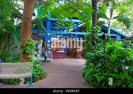 MAUI, HI-2 APR 2018 - Ansicht der Kihei Kalama Village, einem kleinen Einkaufszentrum mit Souvenirs und Restaurants in Maui, Hawaii. Stockfoto