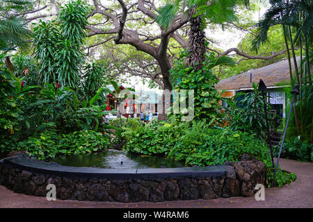 MAUI, HI-2 APR 2018 - Ansicht der Kihei Kalama Village, einem kleinen Einkaufszentrum mit Souvenirs und Restaurants in Maui, Hawaii. Stockfoto