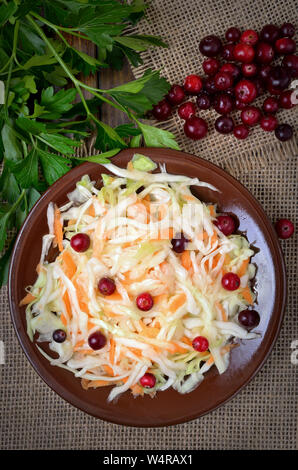 Kohl Salat mit Cranberries und frische Moosbeeren, Ansicht von oben Stockfoto