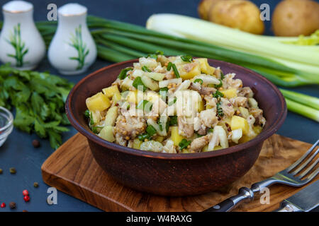 Salat mit Kartoffeln, Makrele und Sellerie, gewürzt mit Senf und Olivenöl, horizontale Foto, close-up Stockfoto